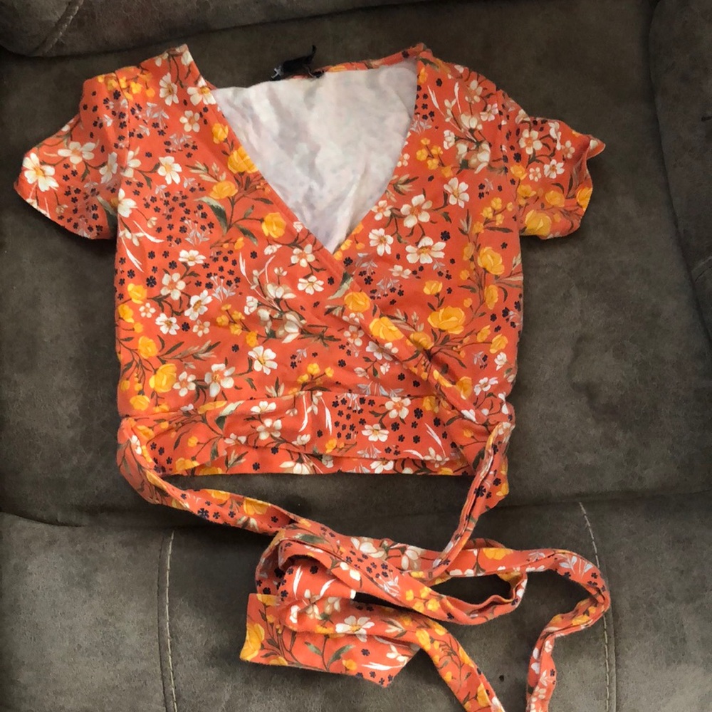 Women’s tied crop top.